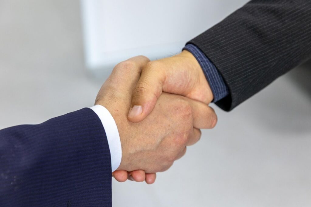 Business owner and key employee agreeing on a phantom stock vs stock options retention plan