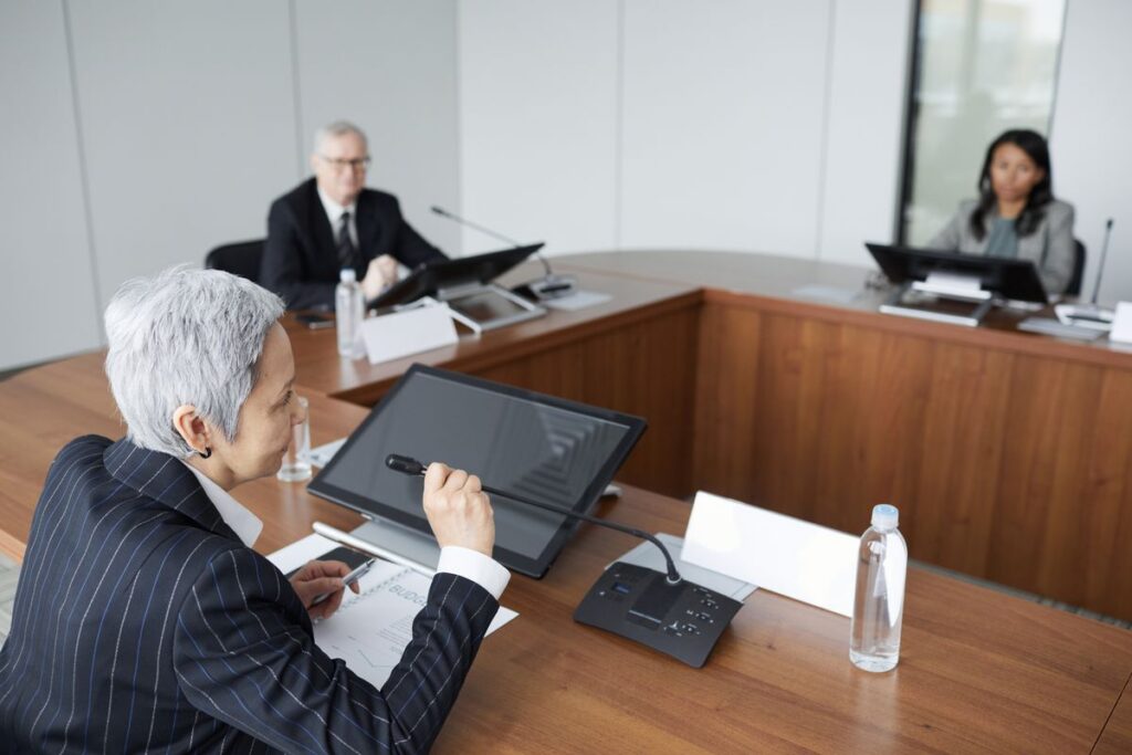 Phantom stock vs stock options: owners and executives weighing equity alternatives in a boardroom